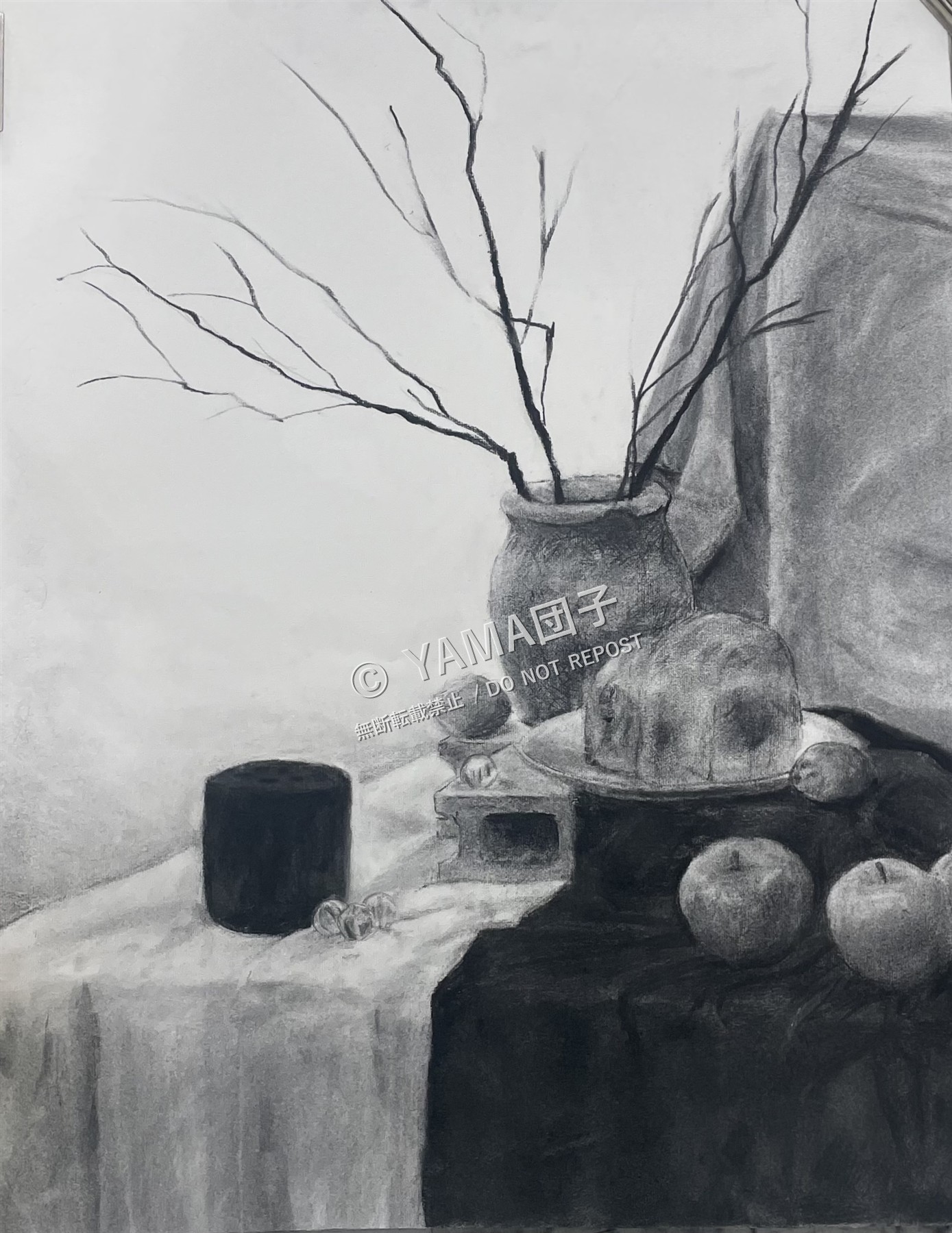 枝を挿した壺や布、果物、器を描いたモノクロの静物画
